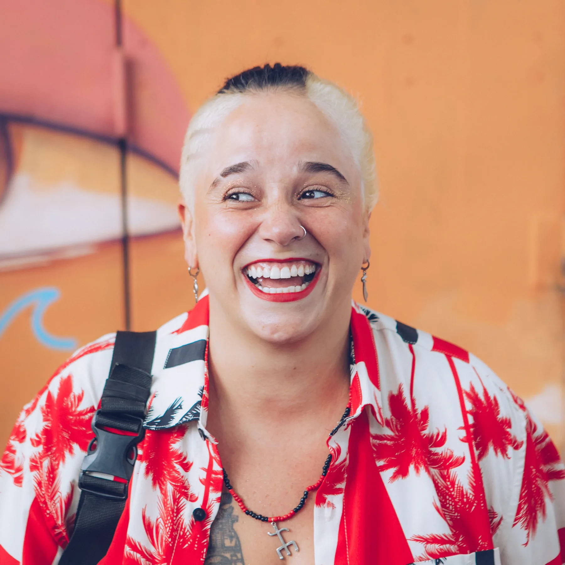 Musicista do Terno do Binga sorrindo, de camisa vermelha estampada