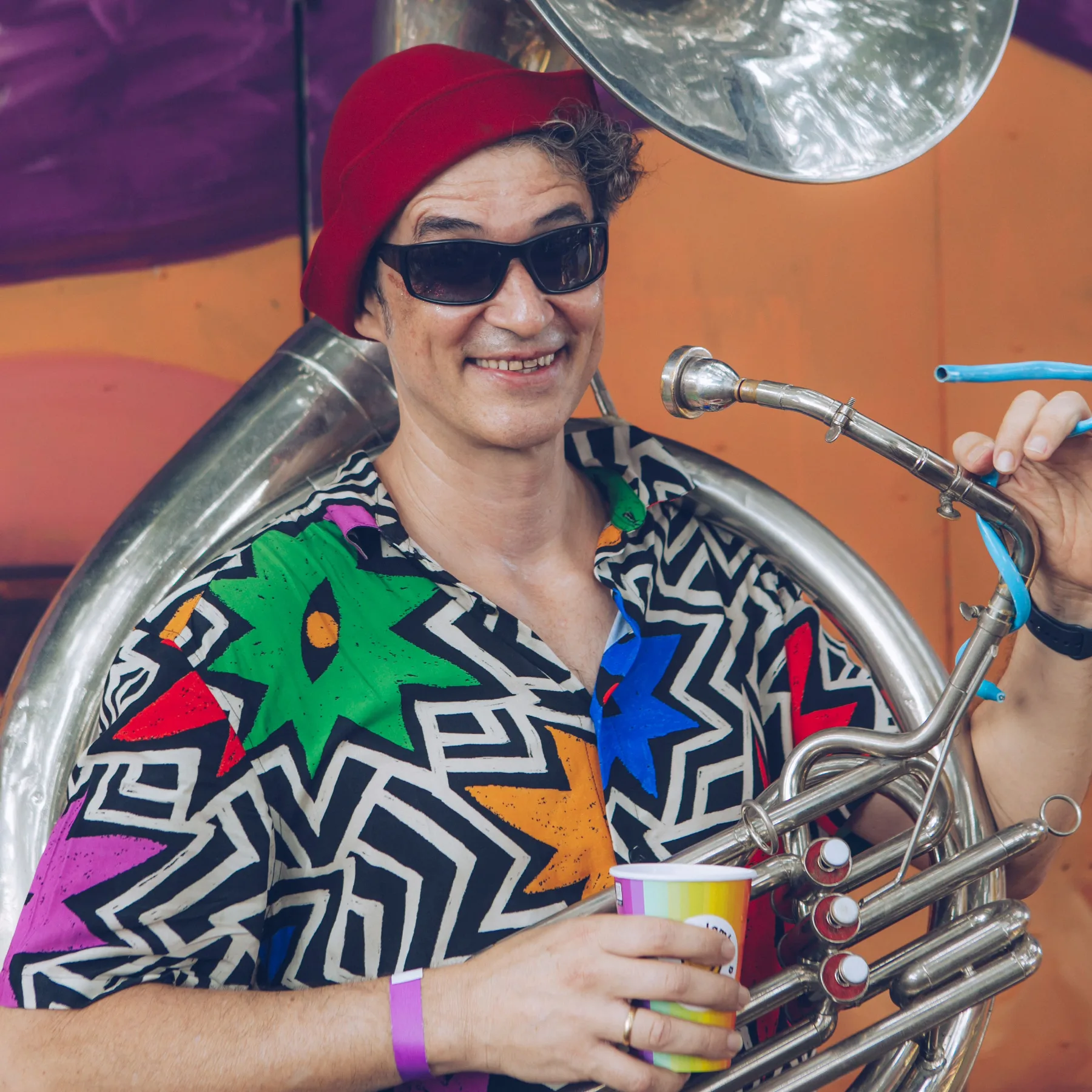 Tubista do Terno do Binga de gorro vermelho e óculos escuros