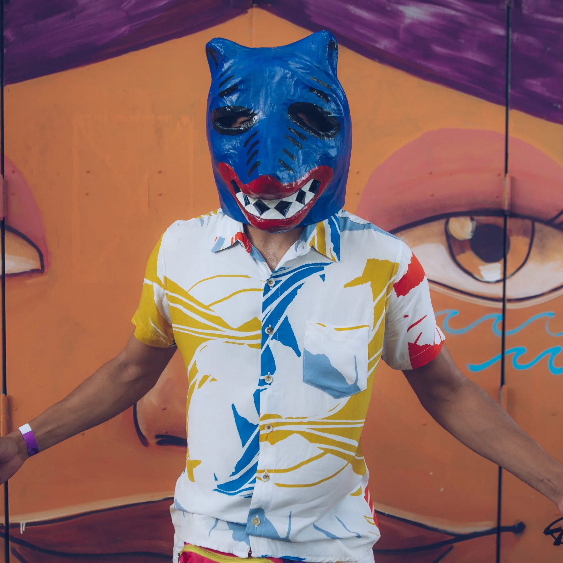 Integrante do Terno do Binga com máscara azul de bicho